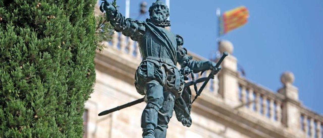 Pizarro, en la plaza de Manises de València. Estatua puesta en tiempos del franquismo como exaltación de la raza.