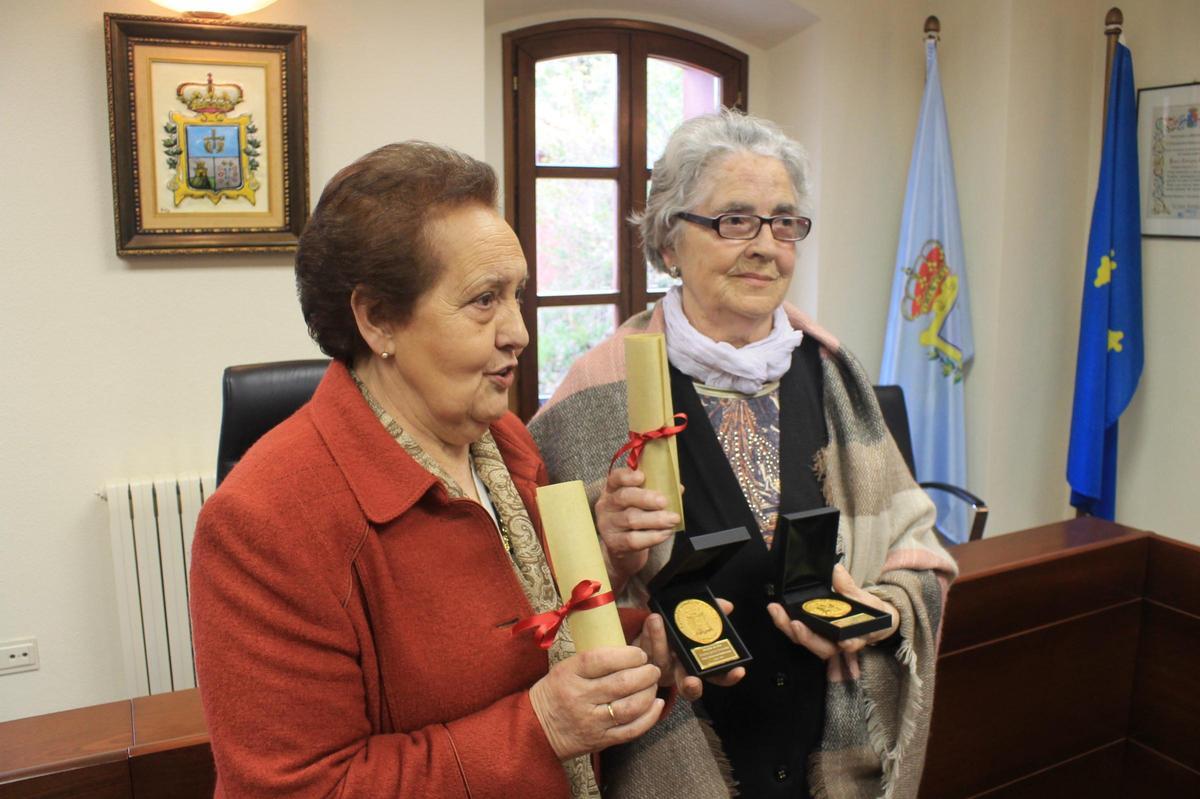Maruja, la de Jamallo, a la derecha, junto a Enedina, de Casa Generosa, tras ser distinguidas por el Ayuntamiento de Quirós.