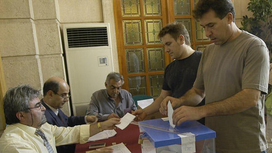 El INE anula las inscripciones de extranjeros para votar al no haberlo pedido en persona