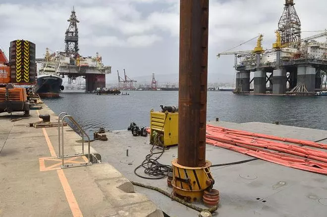 Extracción del 'Lirio', pecio en el fondo del muelle Reina Sofía