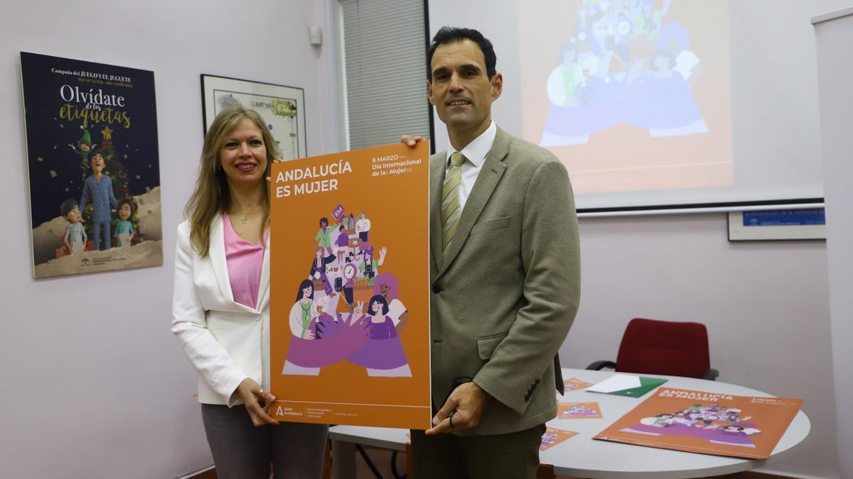 La asesora del Instituto Andaluz de la Mujer, Lourdes Arroyo y el delegado territorial de Igualdad, Antonio López, presentan la campaña &#039;Andalucía es mujer&#039; en el marco del 8 de marzo
