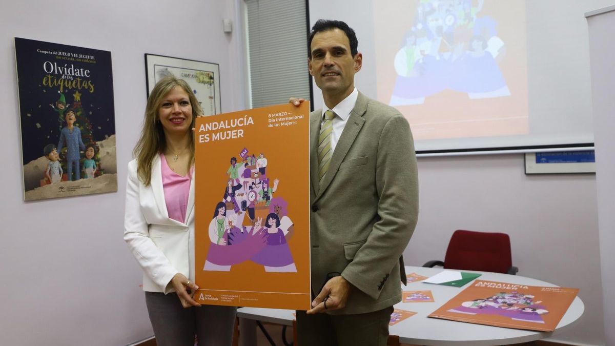 La asesora del Instituto Andaluz de la Mujer, Lourdes Arroyo y el delegado territorial de Igualdad, Antonio López, presentan la campaña 'Andalucía es mujer' en el marco del 8 de marzo