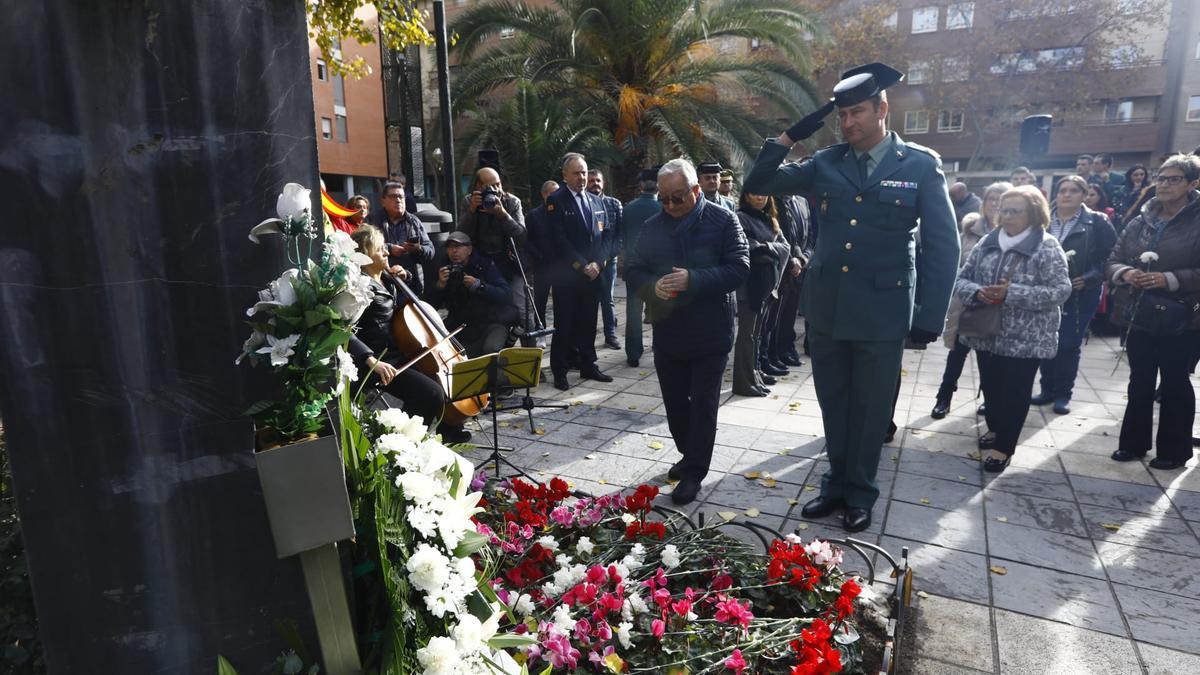 Homenaje en recuerdo del atentado de la Casa Cuartel de la avenida Cataluña