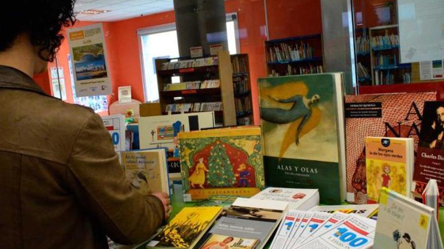 Una mujer observa el expositor de libros olvidados. | jeny argüelles