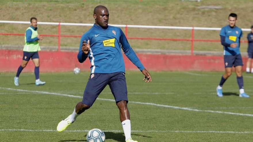 Babin golpea un balón durante el entrenamiento de ayer.