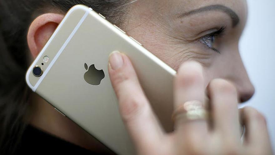 Una mujer habla con un iPhone 6.