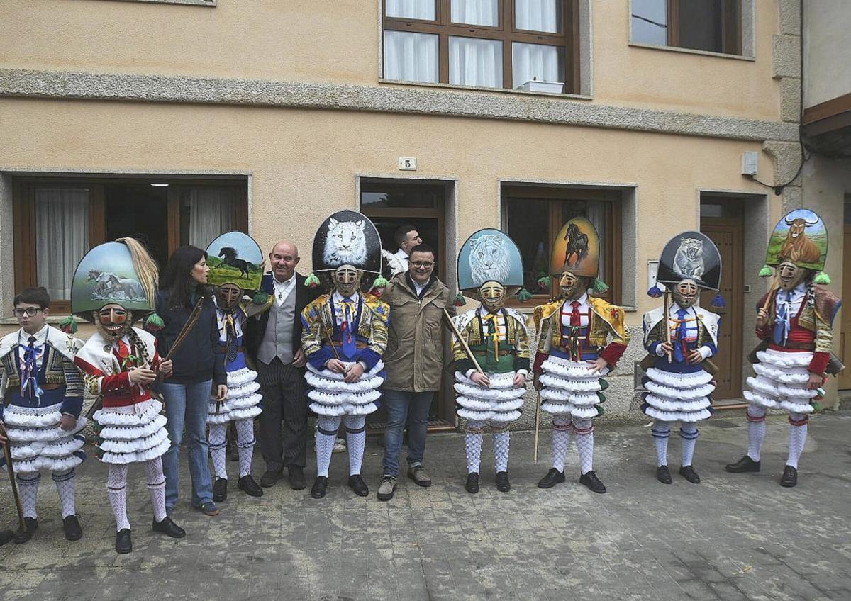 Los peliqueiros de Laza en su primer saludo a la parroquia después de la misa.