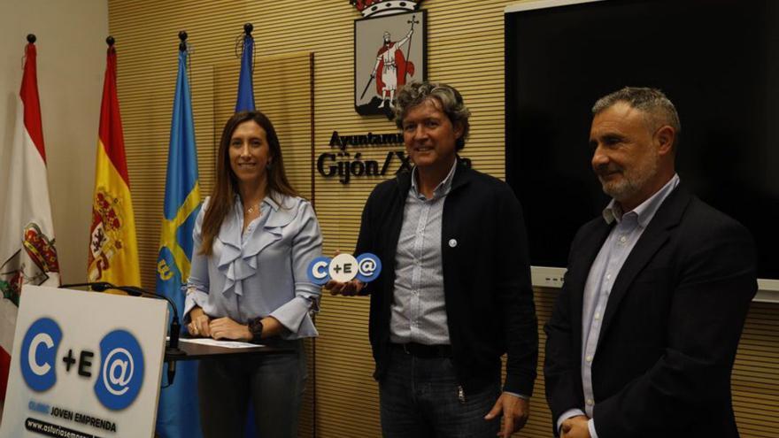 Ángela Pumariega, Kike Riesgo y Luis Díaz, en la presentación de la nueva edición del Clínic Joven Emprenda. | Adrián Sierra