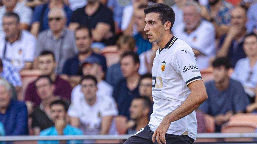 El Elche pregunta al Valencia por el central César Tárrega