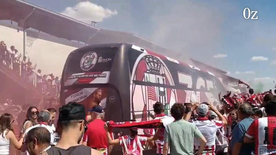 VÍDEO | La afición rojiblanca cree en la remontada: así ha sido recibido el Zamora CF