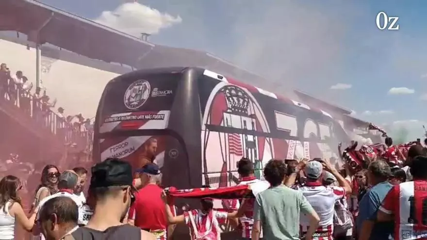 VÍDEO | La afición rojiblanca cree en la remontada: así ha sido recibido el Zamora CF