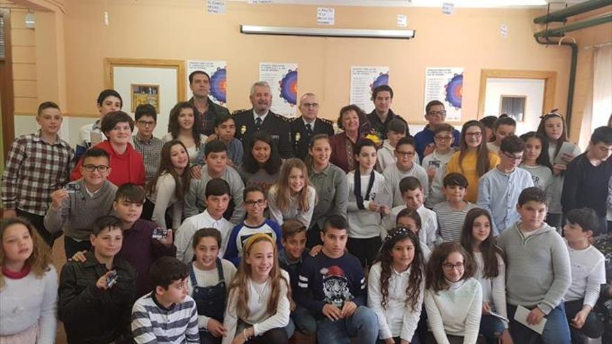 Valenzuela visita el colegio Concepción Arenal