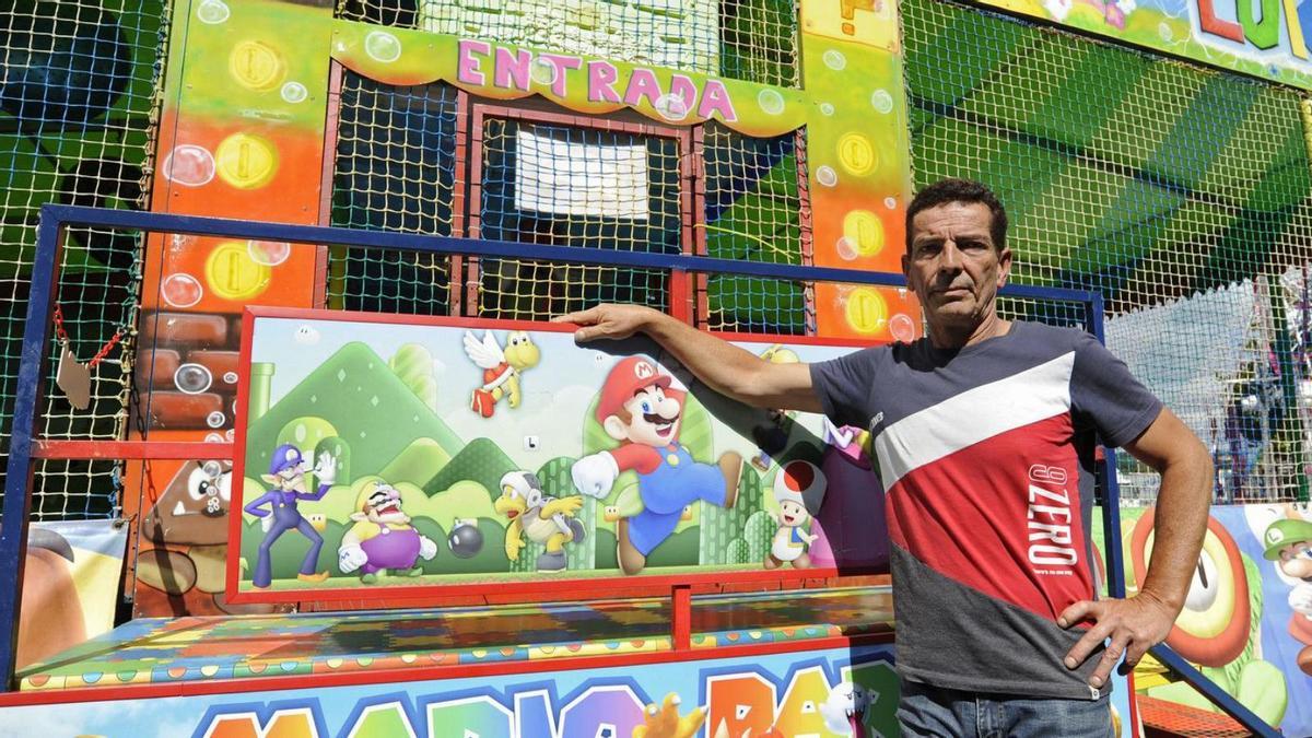 Ángel Gutiérrez, delante de una atracción en las fiestas de Lalín de 2021.