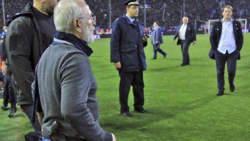 El presidente del PAOK se disculpa por saltar al campo con una pistola