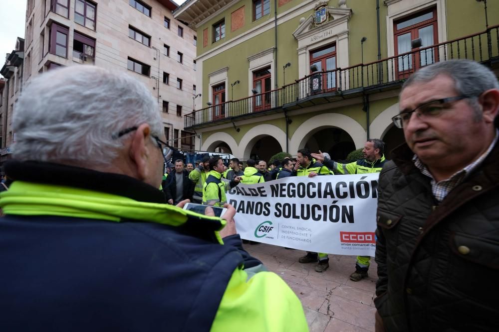 Protesta de trabajadores del Ayuntamiento de Langreo