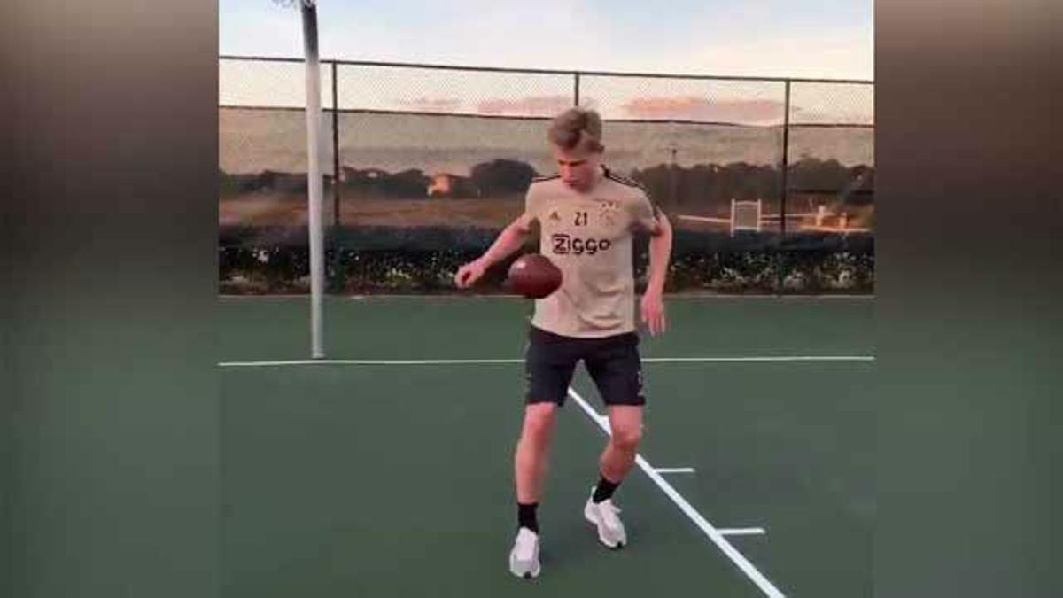 ¡Cómo la toca De Jong con un balón de fútbol americano!