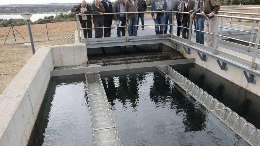 Alcaldes de la Mancomunidad Sayagua durante una visita a la potabilizadora este invierno.