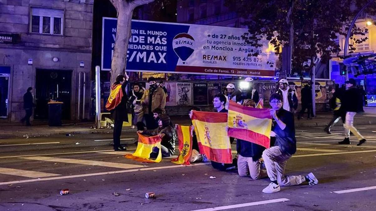 Un grupo de manifestantes se arrodilla al paso de los furgones policiales el 16 de noviembre en la calle Marqués de Urquijo de Madrid.