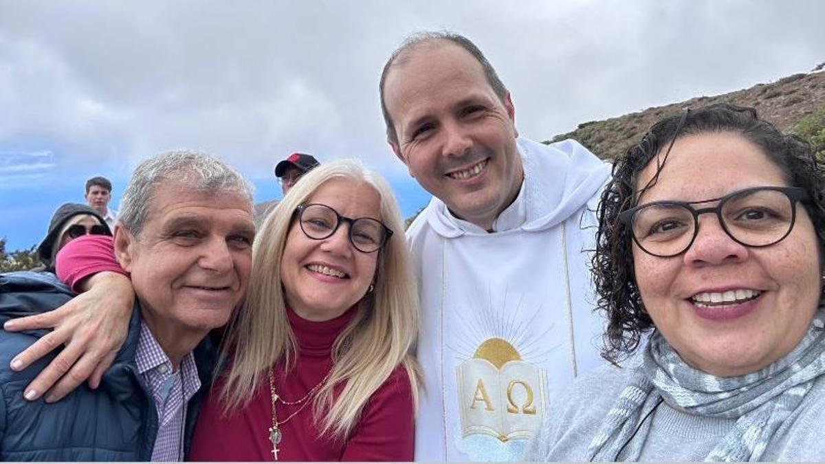 El párroco de Valverde, Juan Antonio Rodríguez, junto a tres de los feligreses que asistirán a la misa del papa el 12 de junio en Tenerife.