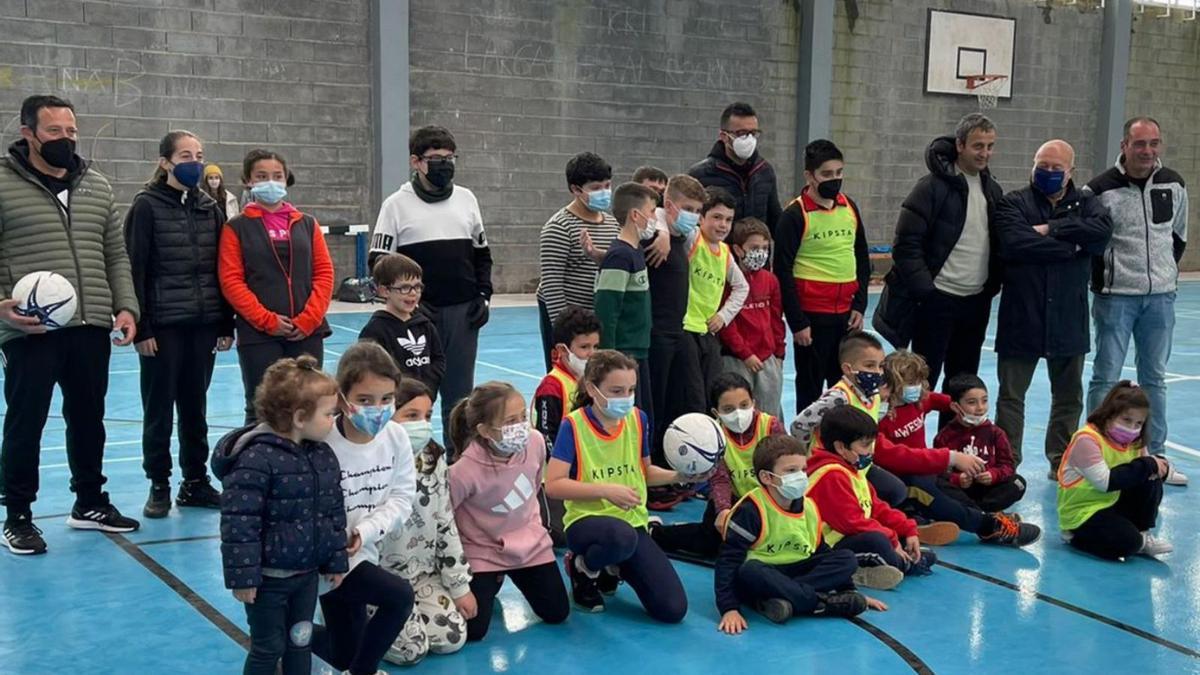 Algunos de los niños que se acercaron a disfrutar de las jornadas deportivas en Castro Caldelas. |  // FDV