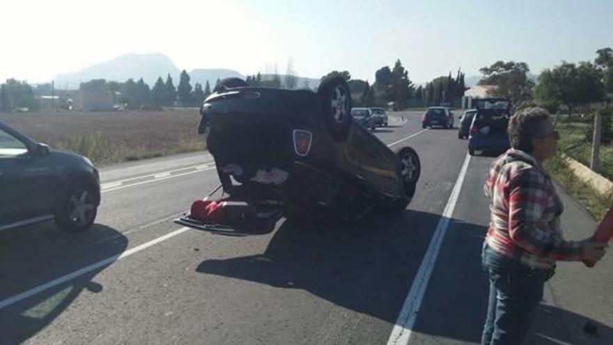 Ileso al dar su coche varias vueltas de campana en La Alcoraya