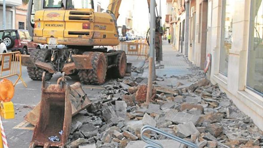 Mejoran el alumbrado y la red de agua potable de la calle Asunción