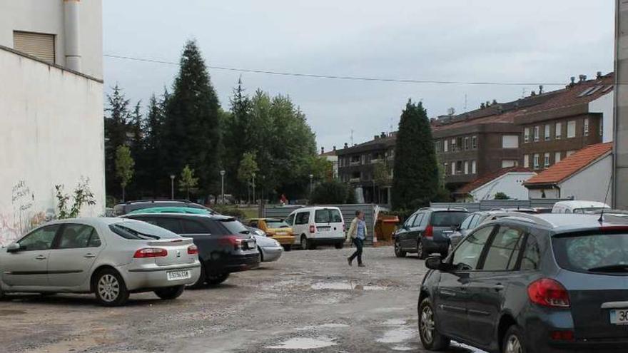 Coches entre charcos en Lugones