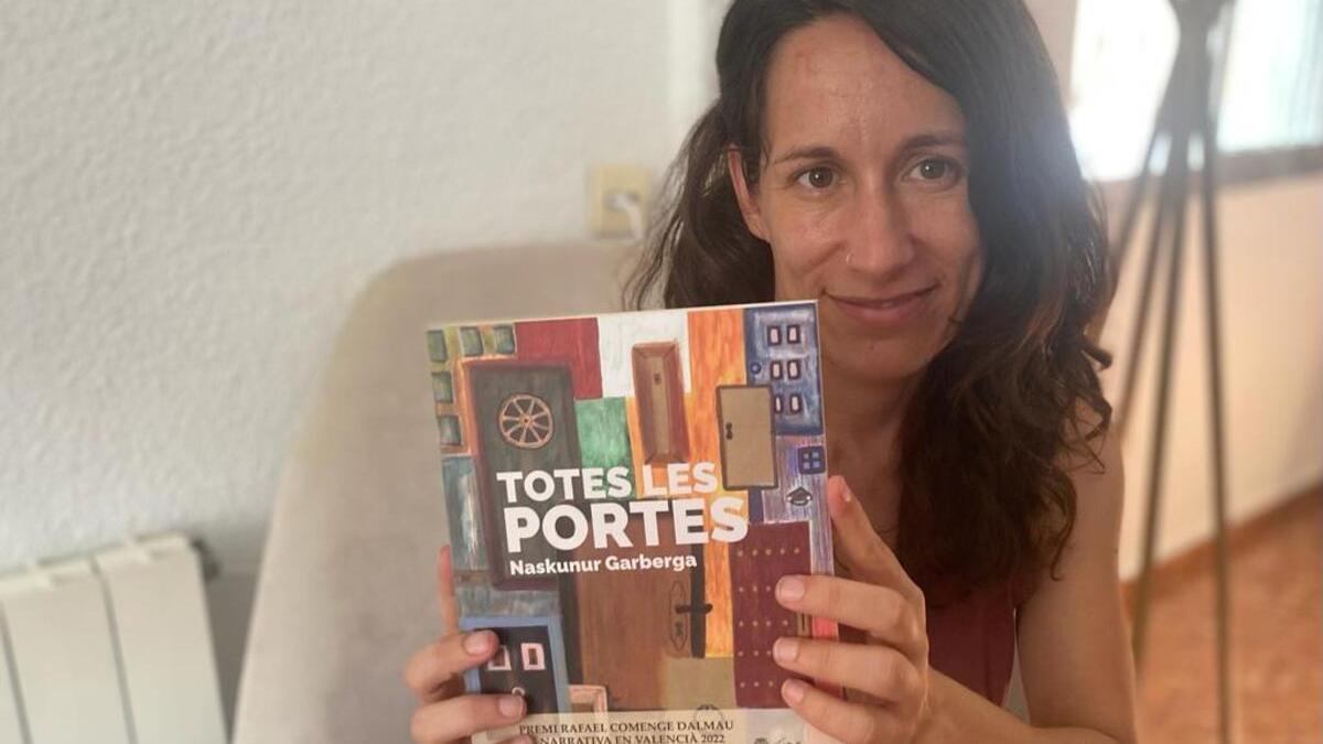 Nuria Berga con su novela 'Totes les portes'