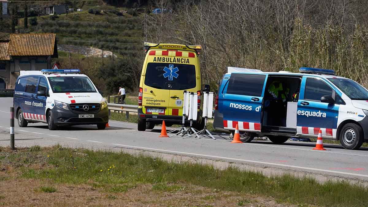 Mossos y una ambulancia en la conocida como 'carretera de la vergonya', tras un accidente mortal