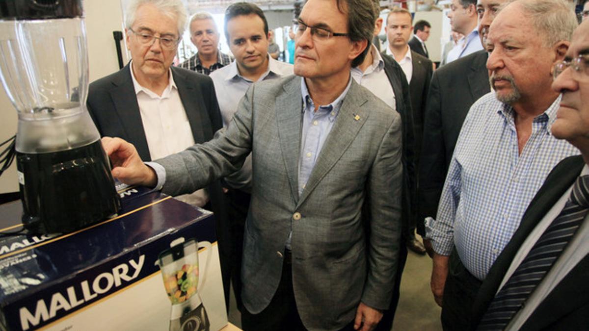 Artur Mas, durante su visita a la empresa Mallory, del grupo catalán Taurus, este sábado en Fortaleza.