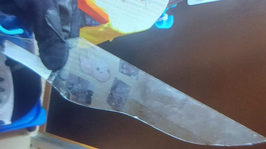 Trozo de vidrio roto, con forma de cuchillo de grandes dimensiones, utilizado en la agresión por uno de los detenidos.