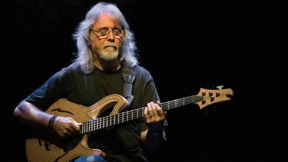 Carles Benavent durante una actuación.