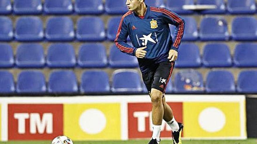 Álvaro Morata controla un balón durante el entrenamiento de la selección española, que se estrenará este sábado.