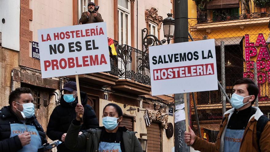 Cacerolada en València
contra los cierres
de los bares. levante-emv