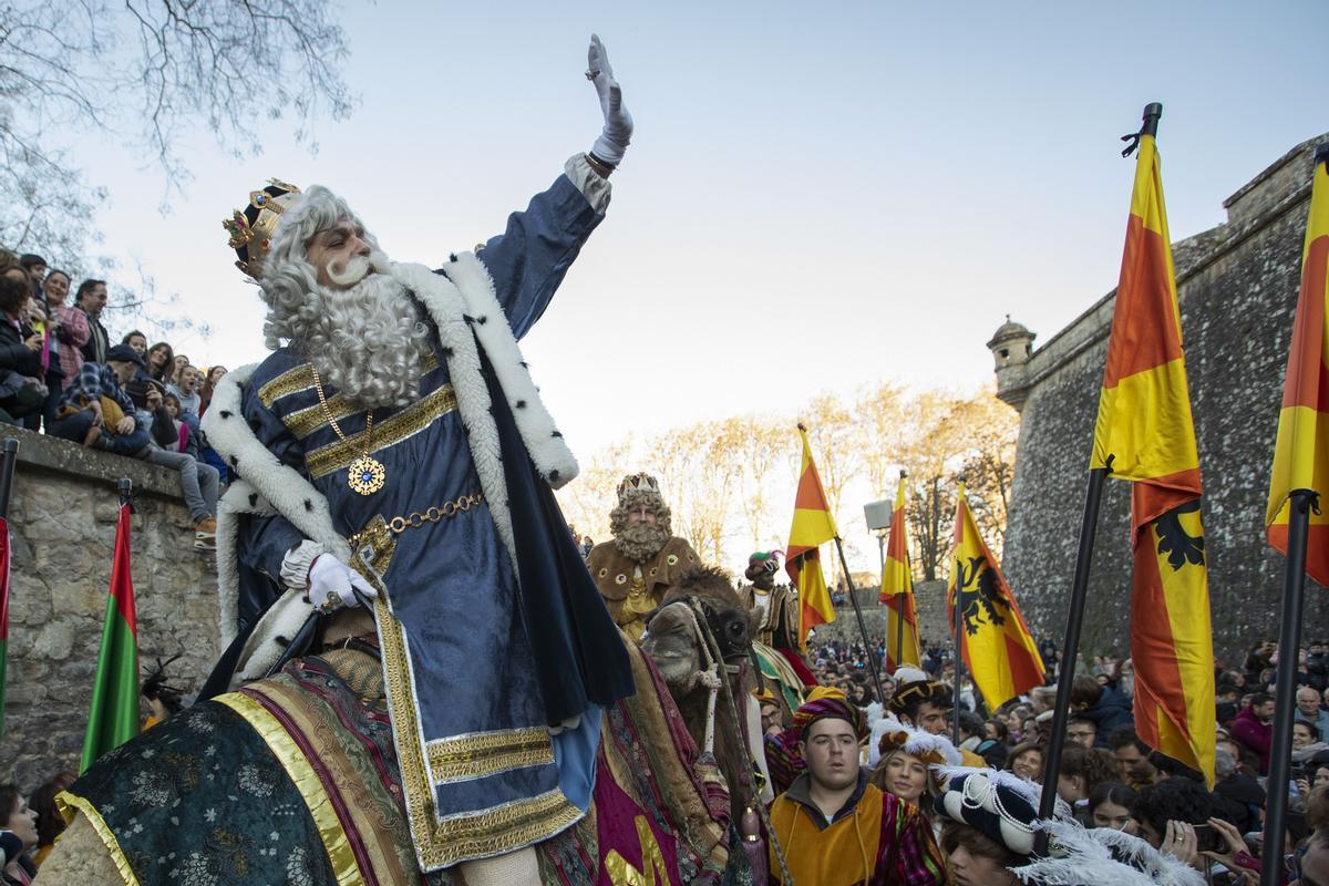 Miles de niños y niñas, acompañados de sus familias, esperaban ansiosos e ilusionados la llegada de sus Majestades los Reyes Magos de Oriente a Pamplona. Melchor, Gaspar y Baltasar han cruzado el puente de la Magdalena y han rodeado la muralla que envuelve al casco histórico de la ciudad para acceder, por el Camino de Santiago, al portal de Francia y llegar hasta el Ayuntamiento. 