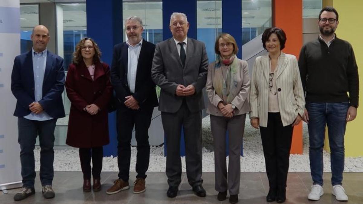 Jordi Martí, tercero por la izquierda, junto al secretario autonómico de Educación, Daniel McEvoy, en un acto del Cefire.