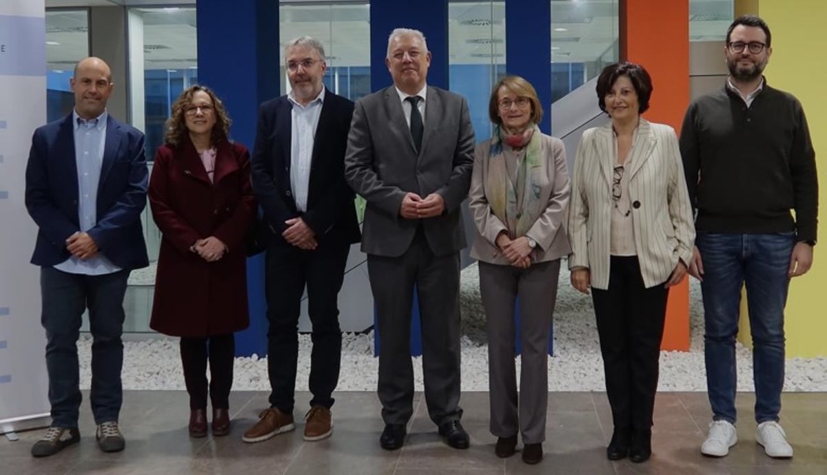 Jordi Martí, tercero por la izquierda, junto al secretario autonómico de Educación, Daniel McEvoy, en un acto del Cefire.