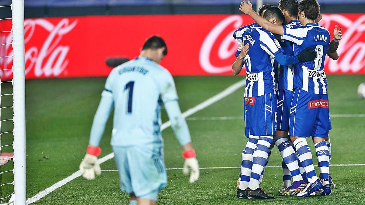 Los jugadores del Alavés celebran el 0-1 frente a un cabizbajo Courtois. | Europa Press