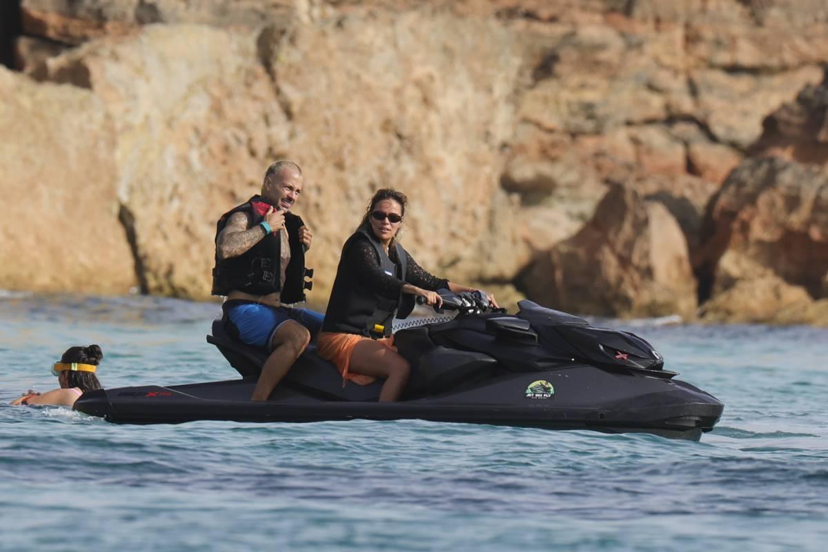 Karol G y Feid muy sonrientes en las playas de Formentera