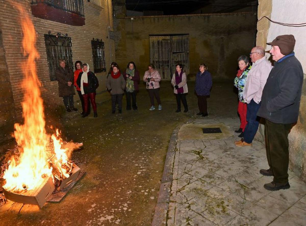 Los vecinos de Rivas se reunieron junto al fuego.