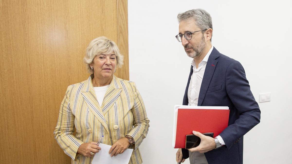 La delegada del Consell en la provincia, Antonia Moreno, y el conseller de Hacienda, Arcadi España.