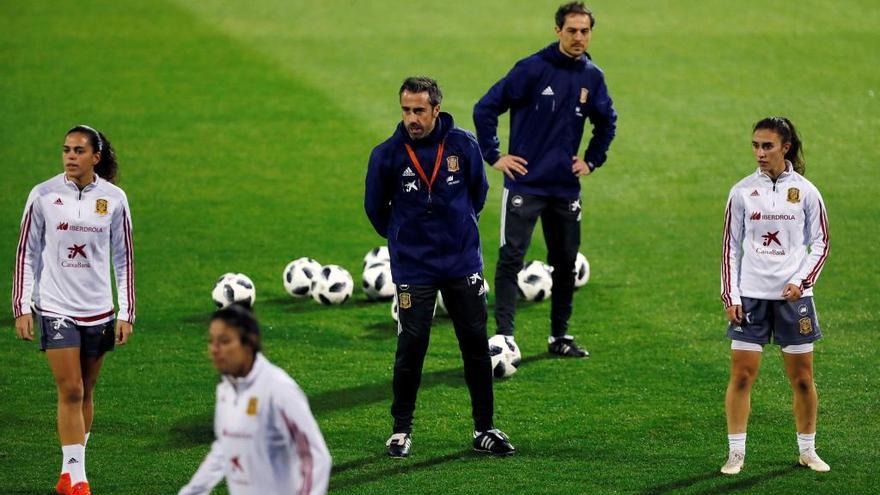 Jorge Vilda, durante un entrenamiento en el estadio Rico Pérez