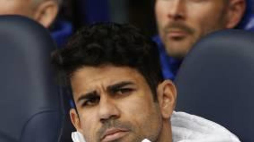 Mourinho deja sin jugar a Diego Costa y el ariete le lanza su peto de calentamiento