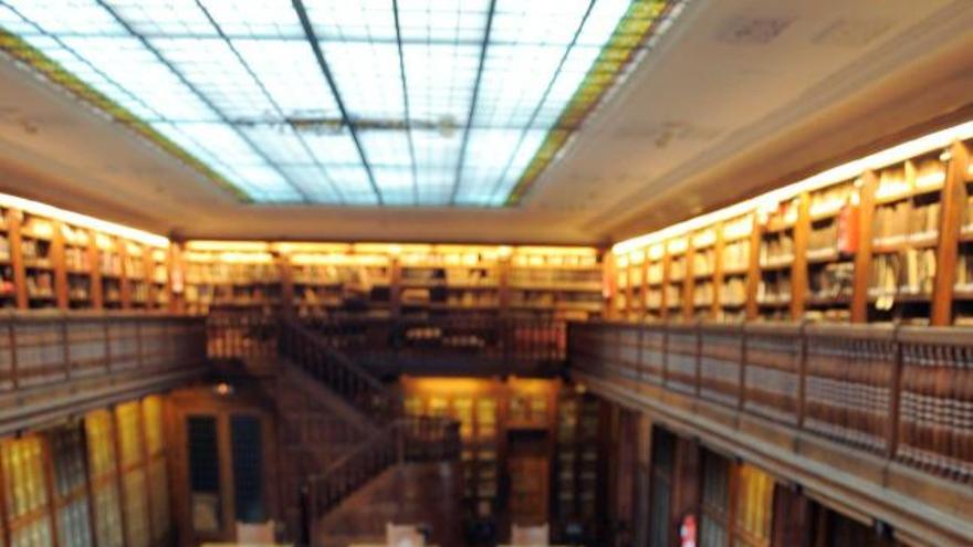 Vicente Gotor, ayer, en la biblioteca del edificio histórico de la Universidad.