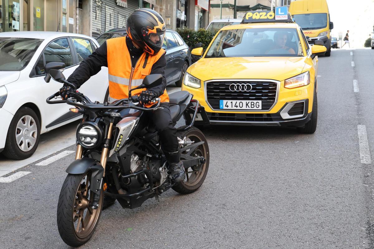 Un alumno y un profesor de autoescuela en Vigo.