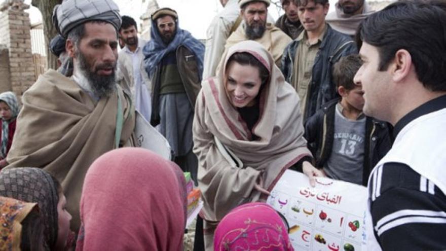 Angelina Jolie visita a los refugiados de Afganistán