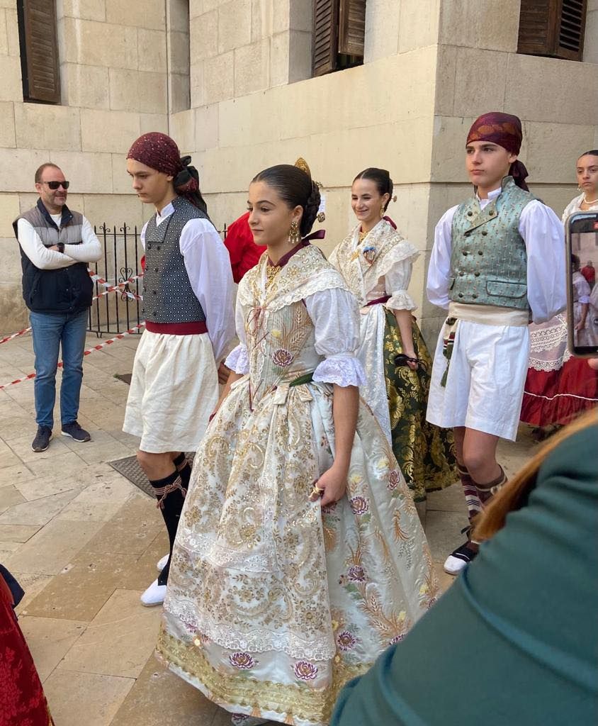 Doctor Collado reúne a falleras mayores infantiles de València en la "dansà"