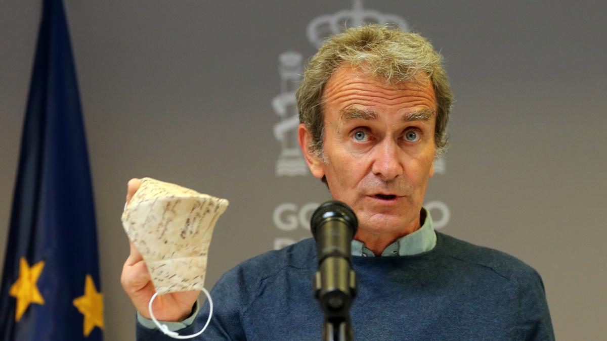 El director del Centro de Alertas y Emergencias Sanitarias (CCAES), Fernando Simón con una mascarilla durante una rueda de prensa convocada ante los medios, a 19 de abril de 2021, en el Ministerio de Sanidad, Madrid, (España). Durante la rueda de prensa,