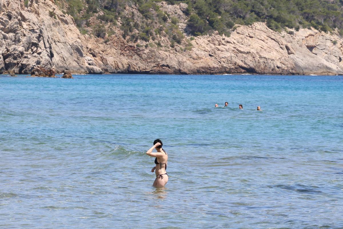 Todas las imágenes de la playa de Aigües Blanques, cerrada por peligro de desrrumbamiento