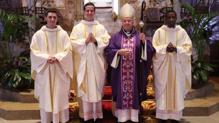 Los nuevos sacerdotes, Pere Antoni Amer, Joan Bausá y Juan Peregrino Ndong, junto a Taltavull.